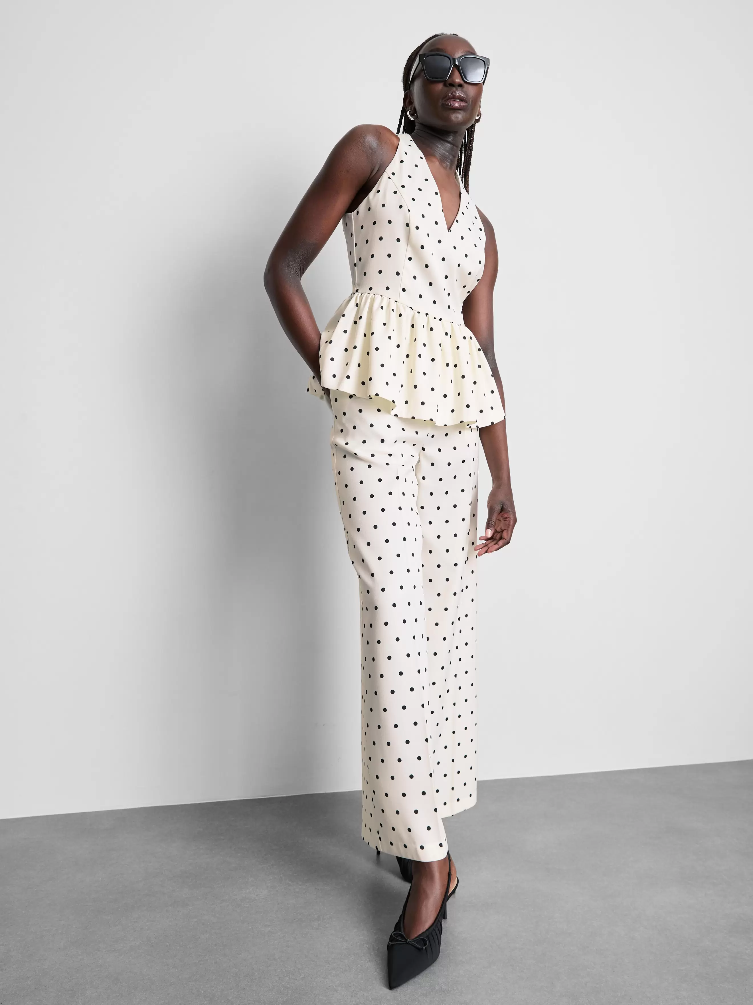 Neckholder-Top mit Schößchen und Pünktchenmuster