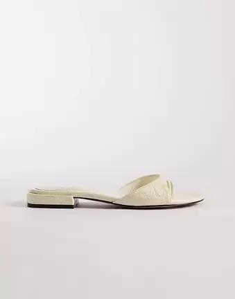 ASOS DESIGN – Florida – Zehenstegsandalen in weißer Kroko-Optik