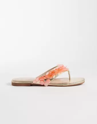 Glamorous – Zehenstegsandalen mit Muscheldetails in Koralle