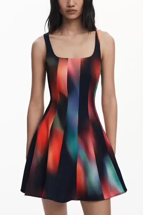 Kurzes Kleid mit Einsätzen