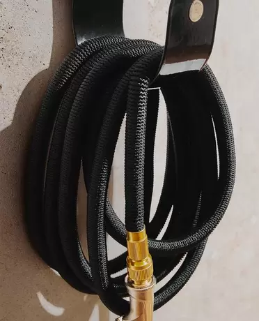 GARTENSCHLAUCH UND HALTERUNG