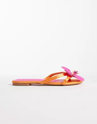 Public Desire Wide Fit – Magnolia – Flache Sandalen in Orange mit 3D-Blume