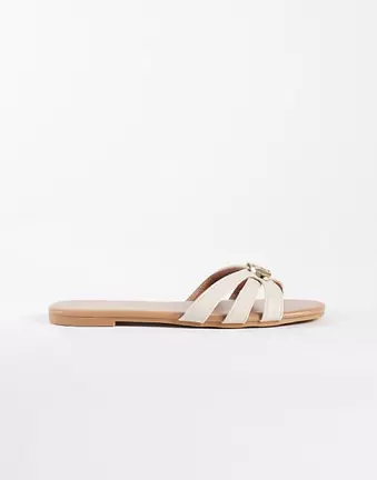 New Look – Sandalen in Creme mit überkreuzten Riemen und Metalldetail
