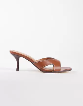 SEQWL – Coral – Mules in Hellbraun mit Kitten-Absatz