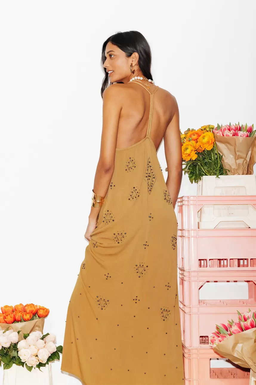 Langes Kleid mit Perlen