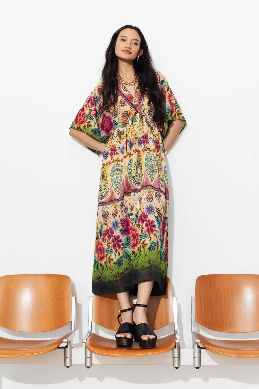 Langes gemustertes Kleid