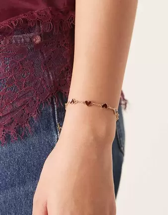 ASOS DESIGN – Goldfarbenes Kettenarmband mit herzförmigen Zwischengliedern aus Emaille in Burgunderrot