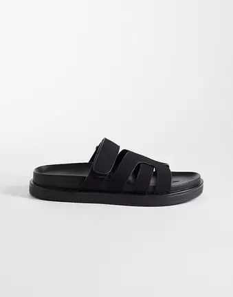 New Look – Sandalen aus Wildlederimitat in Schwarz mit überkreuzten, verwobenen Riemen