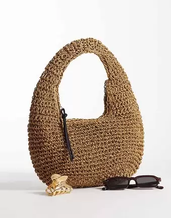 ASOS DESIGN – Von Hand gehäkelte, halbrunde Umhängetasche aus Strohgewebe in Natur