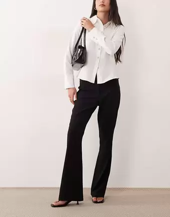 ASOS DESIGN – Elegante Bootcut-Schlaghose in Schwarz mit mittelhohem Bund