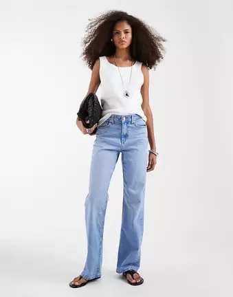 ASOS DESIGN – Bequeme Jeans in leuchtendem Blau mit geradem Schnitt und Stretchanteil