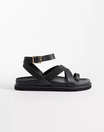 New Look – Sandalen in Schwarz mit Zehenschlaufe und mehreren Riemchen