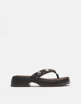 Pull&Bear – Zehenstegsandalen in Braun mit Nietenbesatz