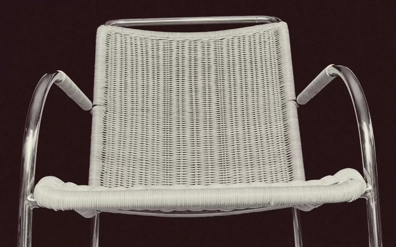 SESSEL AUS RATTAN UND STAHL