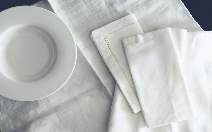 TISCHDECKE, SERVIETTEN UND TELLER