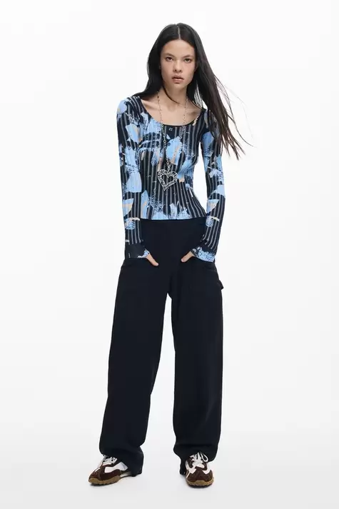 Feiner pullover mit blumentextur