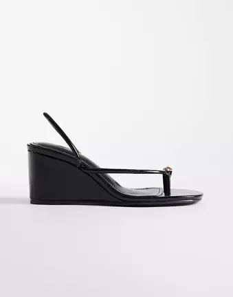 Simmi London – Anya – Sandalen in Schwarz mit Keilabsatz und goldfarbener Zehenschlaufe