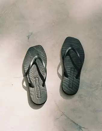 Sleepers – Schmal zulaufende Zehenstegsandalen in Schwarz