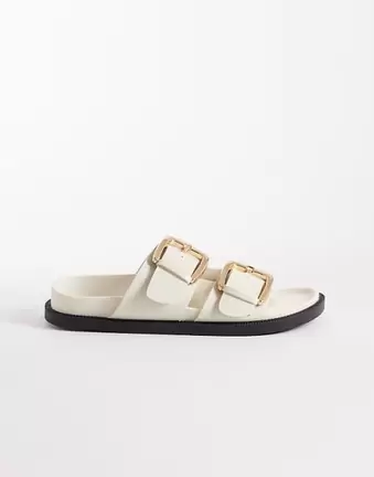 SEQWL – Flache Sandalen in Knochenweiß mit zwei Schnallen