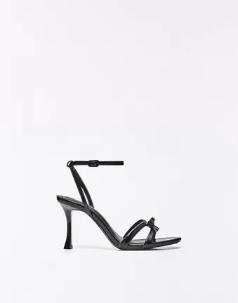 Bershka – Sandaletten in Schwarz mit Absatz