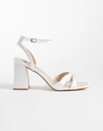 Be Mine – Bridal Eshma – Sandalen aus Satin in Elfenbeinweiß mit Blockabsatz