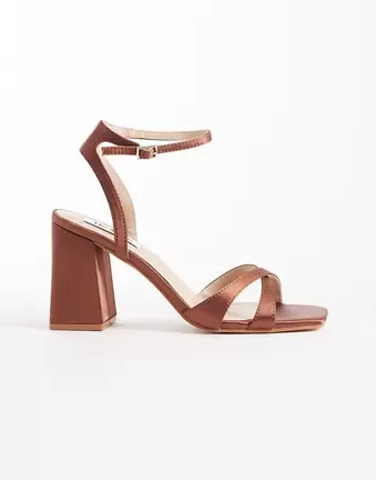 Be Mine Bridal – Eshma – Satin-Sandaletten in Mokka mit Blockabsatz