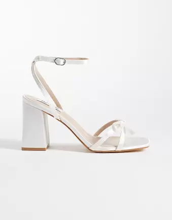 Be Mine Bridal – Tamara – Sandaletten aus Satin in Elfenbeinweiß mit Blockabsatz und Schleife