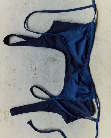 BLAUE BIKINIS FÜR DEN STRAND