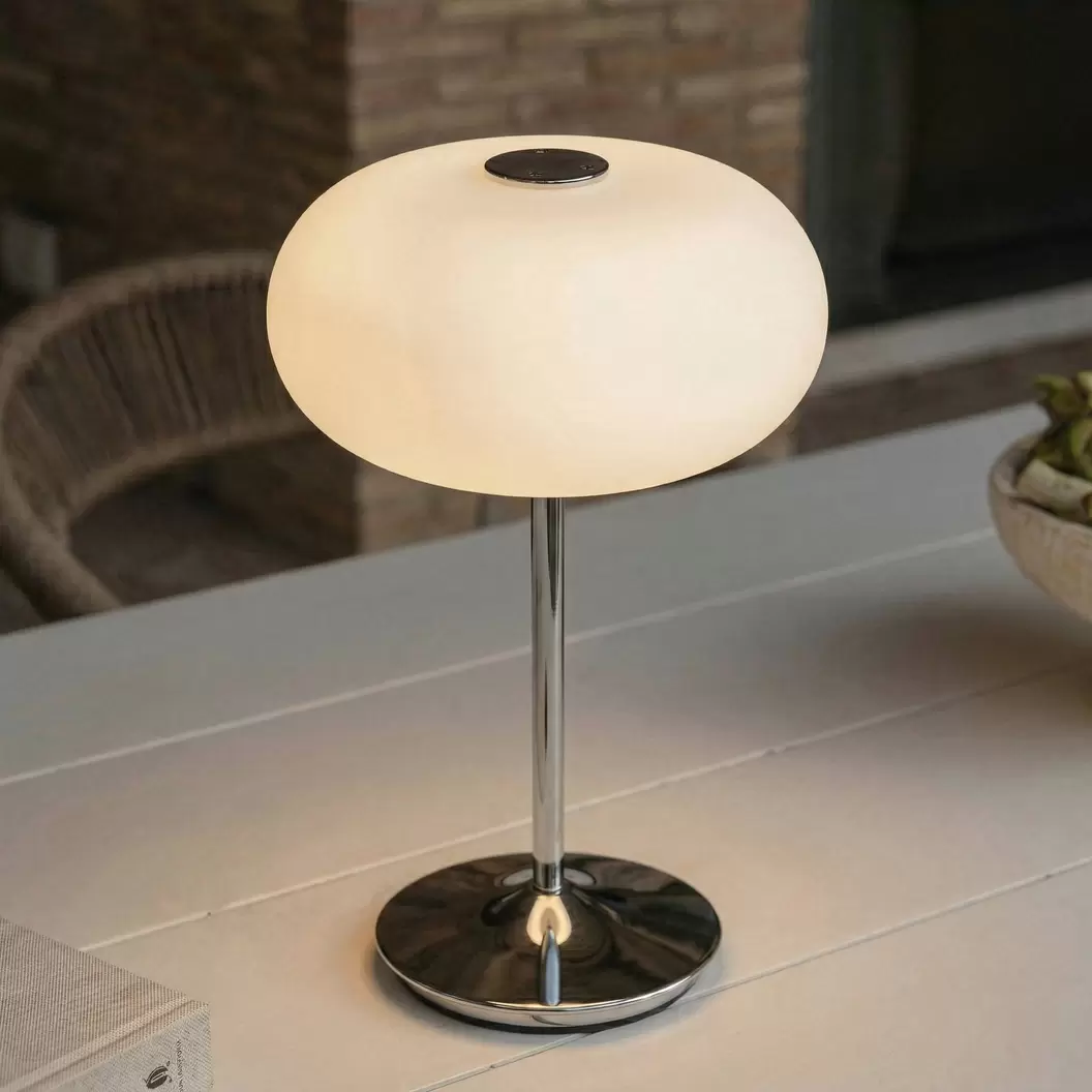 Lucande LED-Akkutischlampe Anoria, chrom/weiß, Glas IP44 USB