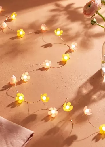 Lichterkette - Rosa und gelbe Blumen