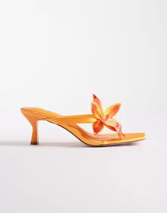 SIMMI London – Ruby – Sandaletten in Orange mit Kitten Heel und Blume