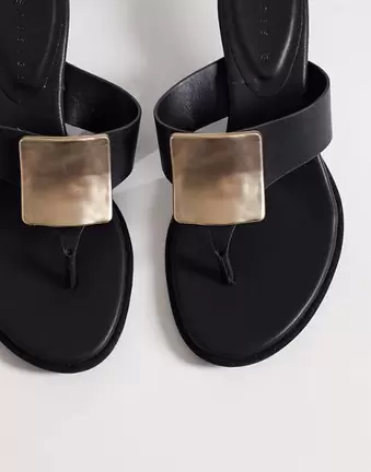 ASOS DESIGN – Horizon – Zehensteg-Sandaletten in Schwarz mit Verzierung, dicker Sohle und Kitten-Absatz