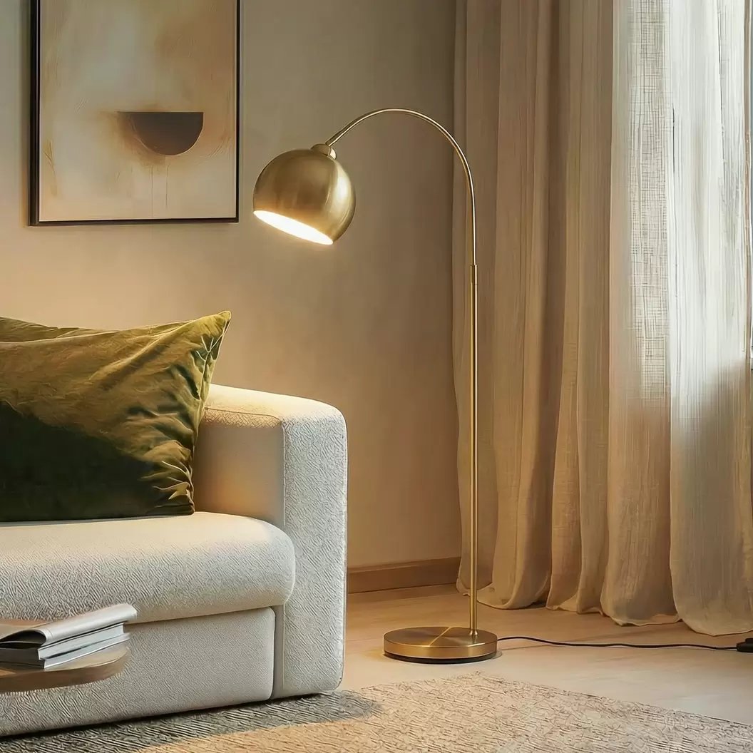 Lindby Bogenstehlampe Moisia, messingfarben, Metall, 148 cm