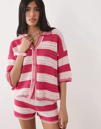 ASOS DESIGN – Sally – Gestreiftes Strandoberteil aus Strick in Rosa mit Knopfleiste, Kombiteil