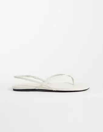 Mango – Flache Riemchensandalen in Weiß