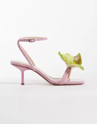 Public Desire Wide Fit – Sandaletten in Rosa mit 3D-Blume und Kitten-Absatz, weite Passform