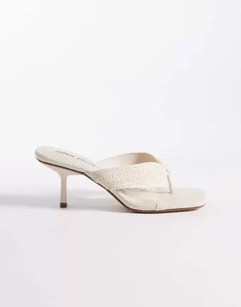 Public Desire – Zehensteg-Sandaletten in Creme mit Stoffverzierung und Pfennigabsatz