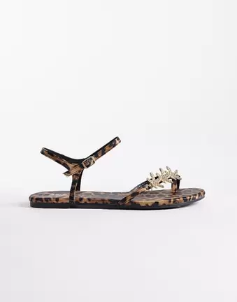 Public Desire Wide Fit – Elina – Flache Riemchen-Sandalen mit Leopardenmuster und Muscheldetails, weite Passform