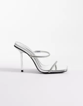 Public Desire – Verzierte Pantoletten in Silber mit Absatz