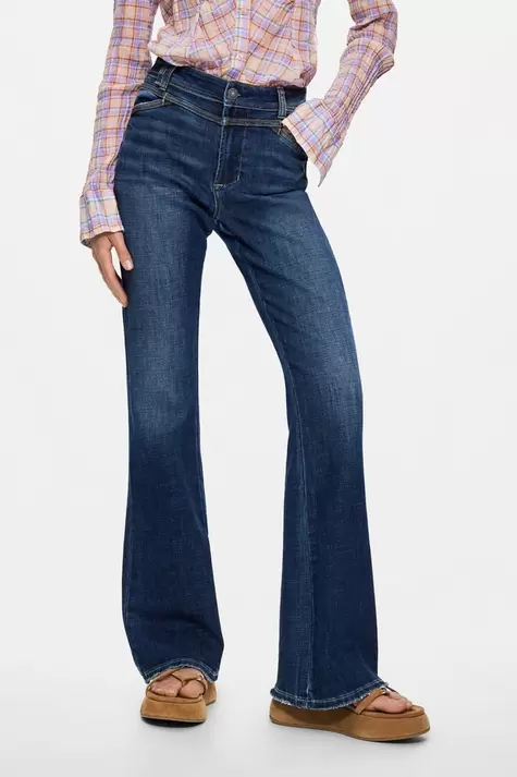 Glockenförmige gewaschene Jeans