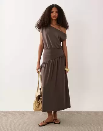 ASOS DESIGN – Tailliertes, asymmetrisches Midikleid in Schokobraun mit abfallender Schulterpartie