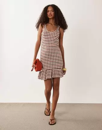 ASOS DESIGN – Minikleid aus Häkeljersey mit U-Ausschnitt, Rüschendetail und Vichy-Karos in Braun und Cremeweiß