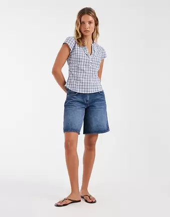ASOS DESIGN – Bermudashorts mit niedrigem Bund in mittlerer Waschung