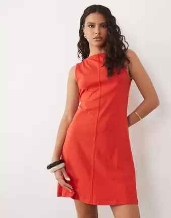 ASOS DESIGN – Minikleid in Rot mit U-Boot-Ausschnitt und schwingendem Saum