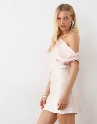 ASOS DESIGN – Drapiertes Satin-Minikleid in Rosa mit One-Shoulder-Träger