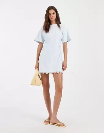 ASOS DESIGN – Tailliertes Minikleid in Hellblau mit Spitzendetail
