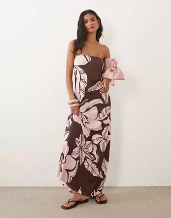 ASOS DESIGN – Trägerloses Maxikleid in Burgunderrot mit Blumenmuster