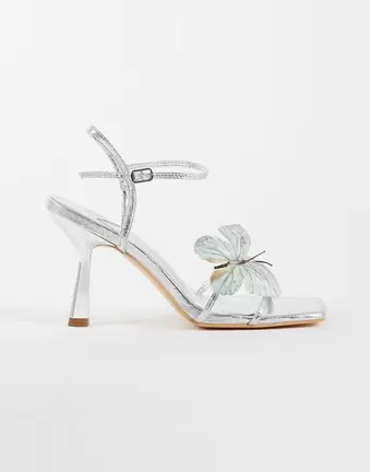 Public Desire Wide Fit – Colossus – Filigrane Sandaletten in Silber, mit hohem Absatz und Blumenverzierung, weite Passform