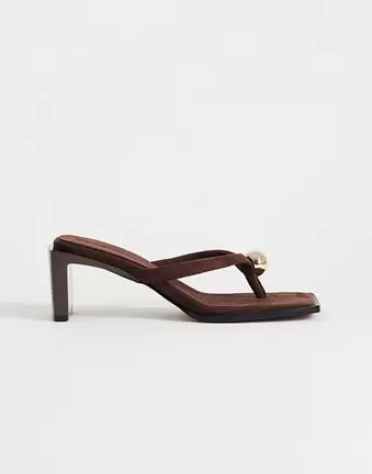 Topshop – Nadeem – Zehenstegsandalen in Schokobraun mit Metalldetail und mittelhohem Absatz