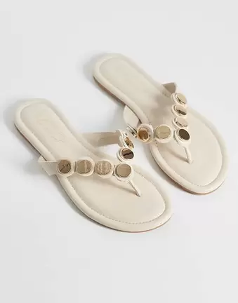 New Look – Sandalen in Weiß mit Zehensteg und Bogenkante